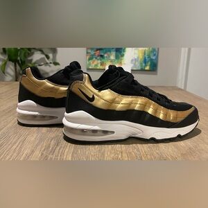 Nike Air Max, Black and Gold Sneakers, Youth 6/Wmn 7.5